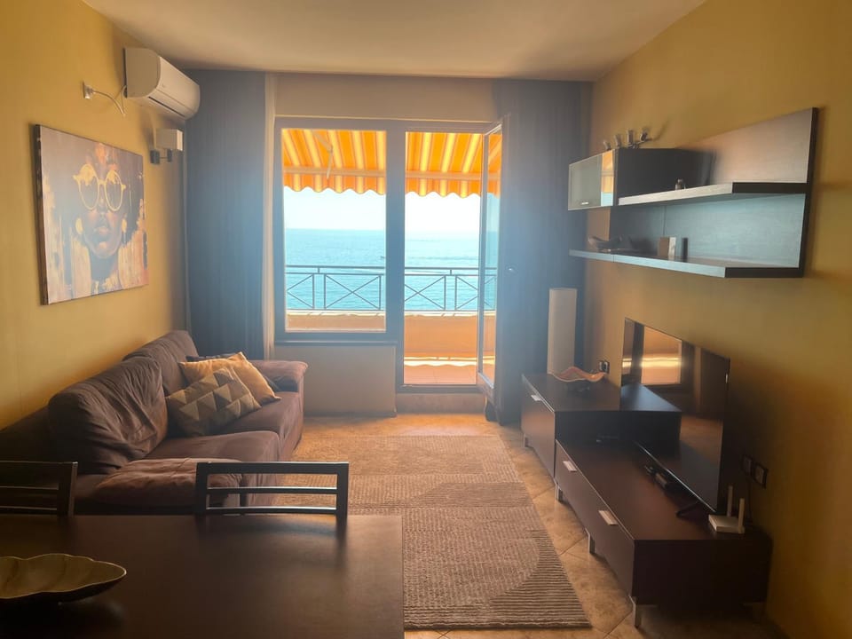 Communal lounge/ TV room, TV and multimedia, View (from property/room), Living room, Seating area, Dining area