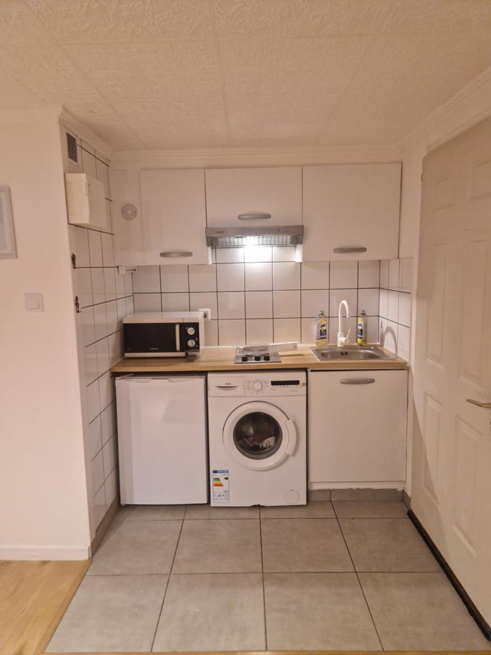 Kitchen or kitchenette, minibar, stove, washing machine
