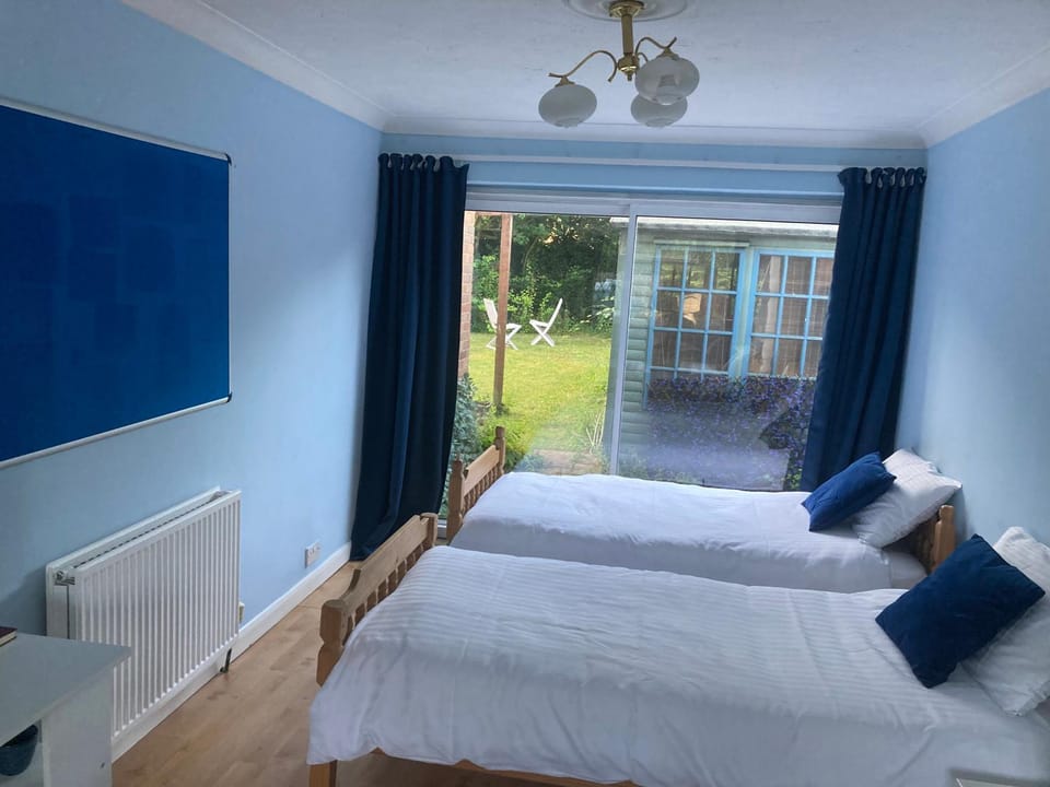Bluebelle- Private room in family home- sleeps up to 5 Vacation rental in Maidenhead