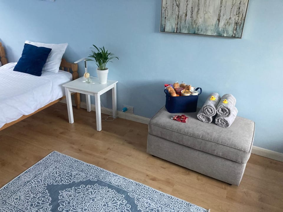 Bluebelle- Private room in family home- sleeps up to 5 Vacation rental in Maidenhead