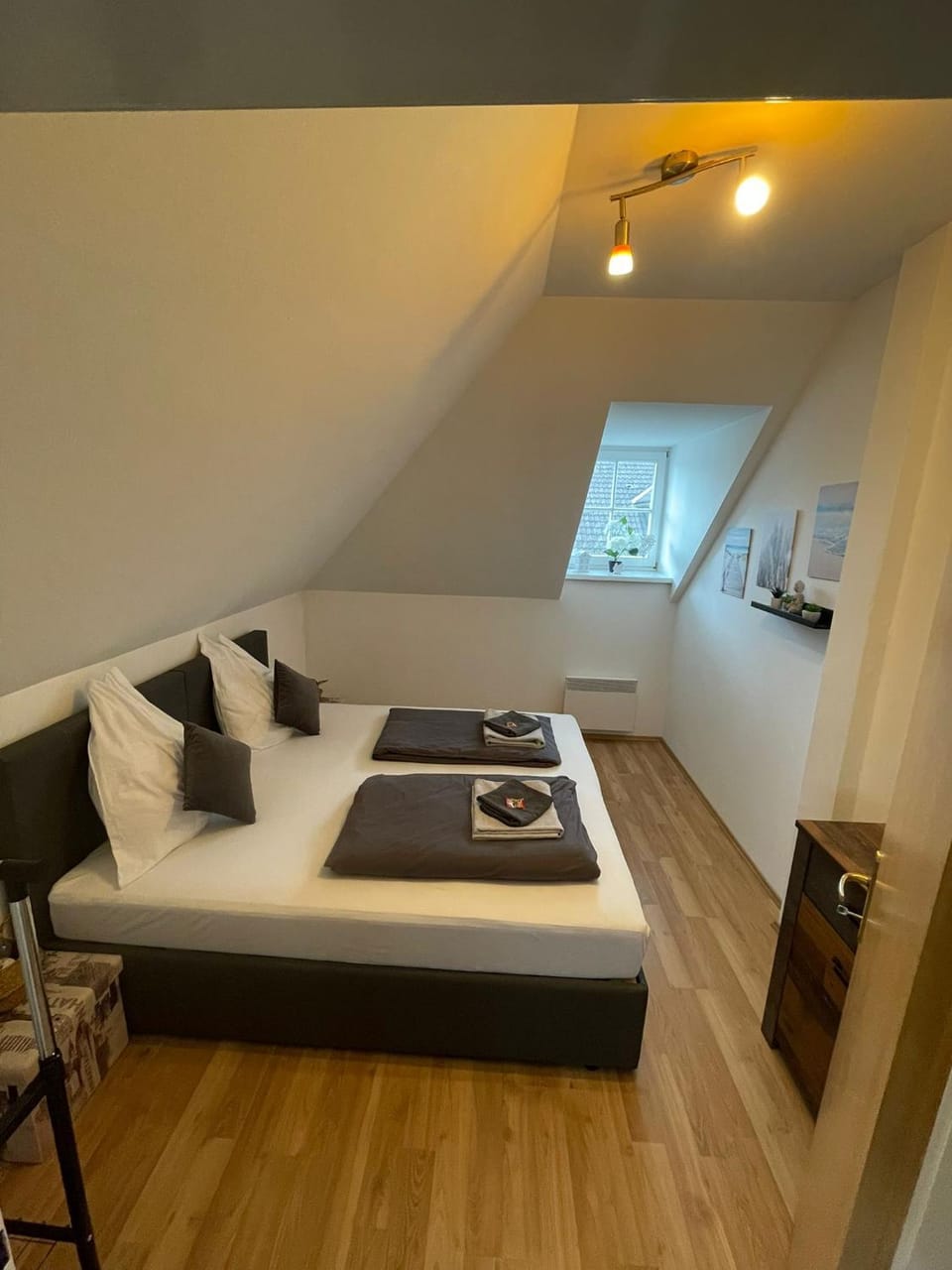 Bed, Photo of the whole room, Bedroom