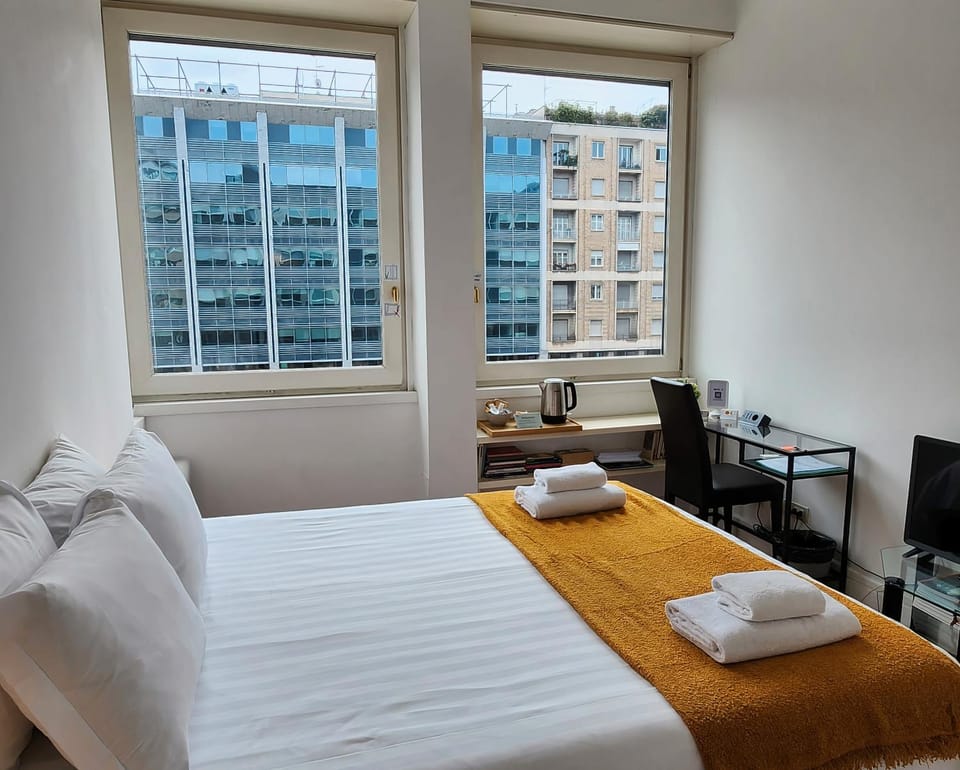 Bed, TV and multimedia, Decorative detail, Bedroom, City view, Breakfast
