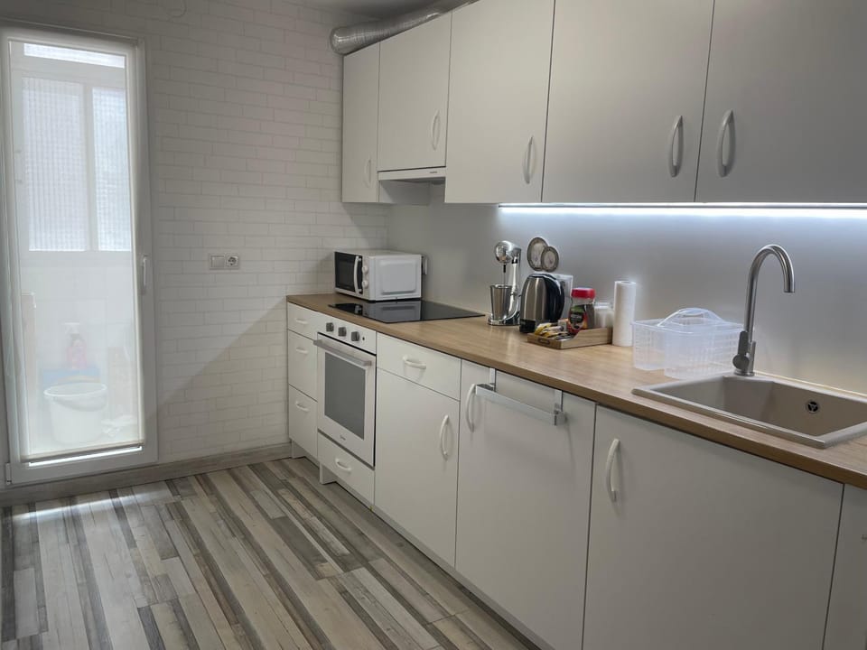 Coffee/tea facilities, Kitchen or kitchenette, stove