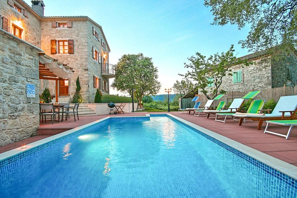 Property building, Patio, Day, Pool view, Swimming pool, sunbed
