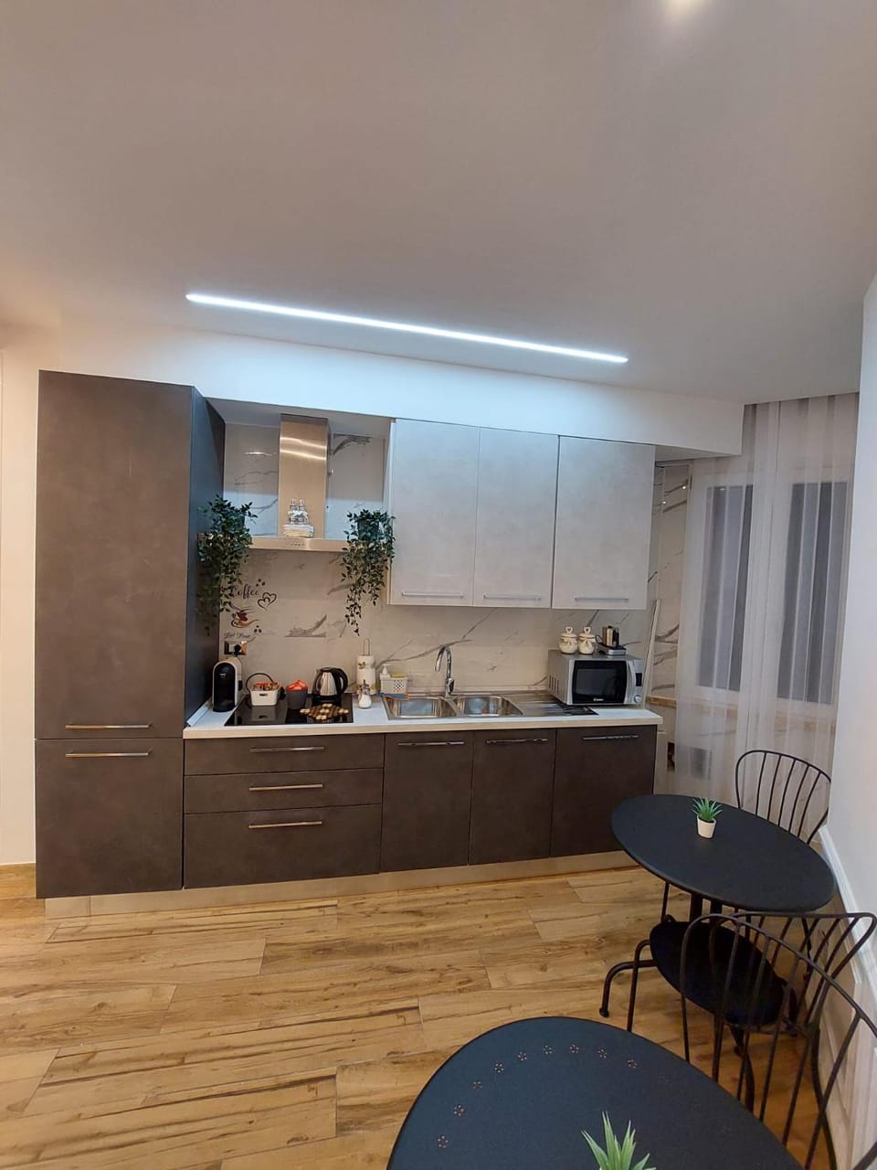 Coffee/tea facilities, Dining area, Communal kitchen, minibar, Internal: Not applicable to any particular room