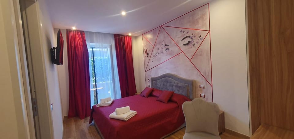 Bed, Photo of the whole room, Bedroom, towels