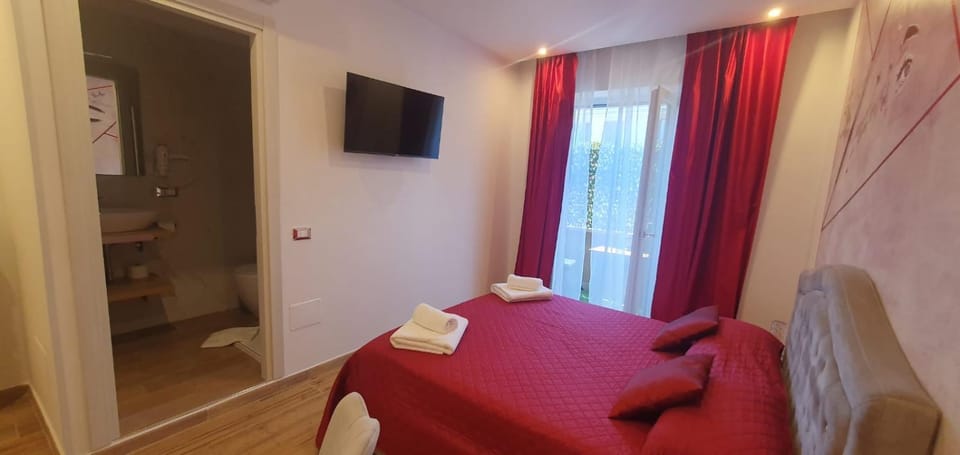 Bed, TV and multimedia, Photo of the whole room, Bedroom, towels
