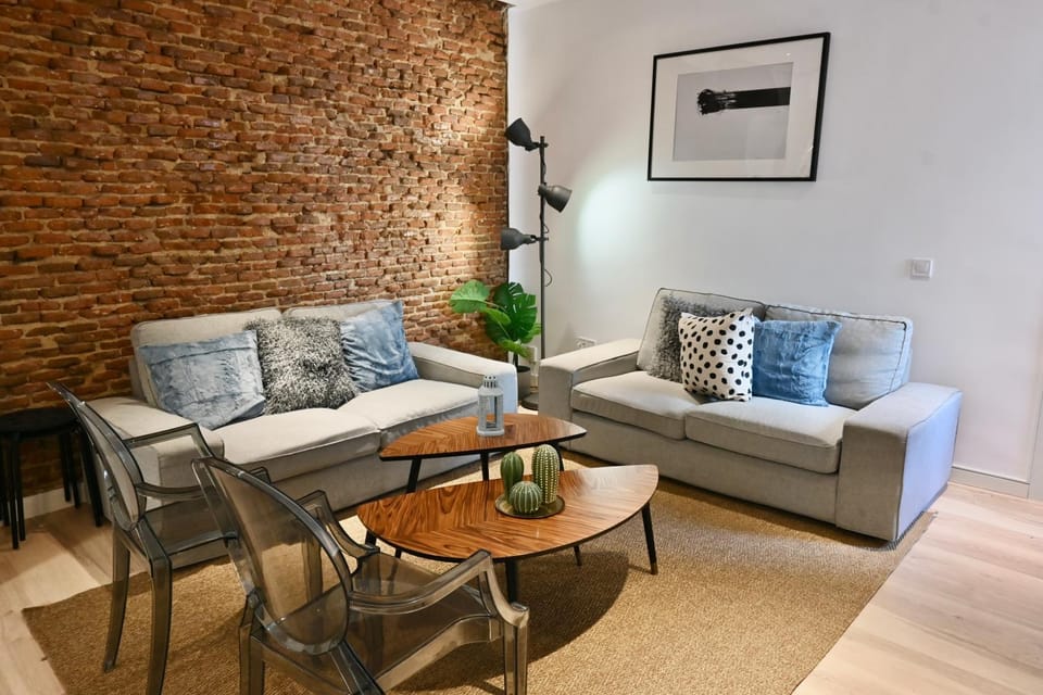 Moderno Apartamento TEMPORAL de dos dormitorios En Avenida América CAR1012 Apartment in Madrid