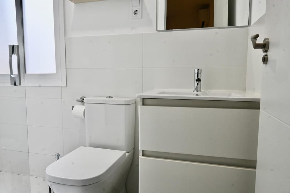 Moderno Apartamento TEMPORAL de dos dormitorios En Avenida América CAR1012 Apartment in Madrid