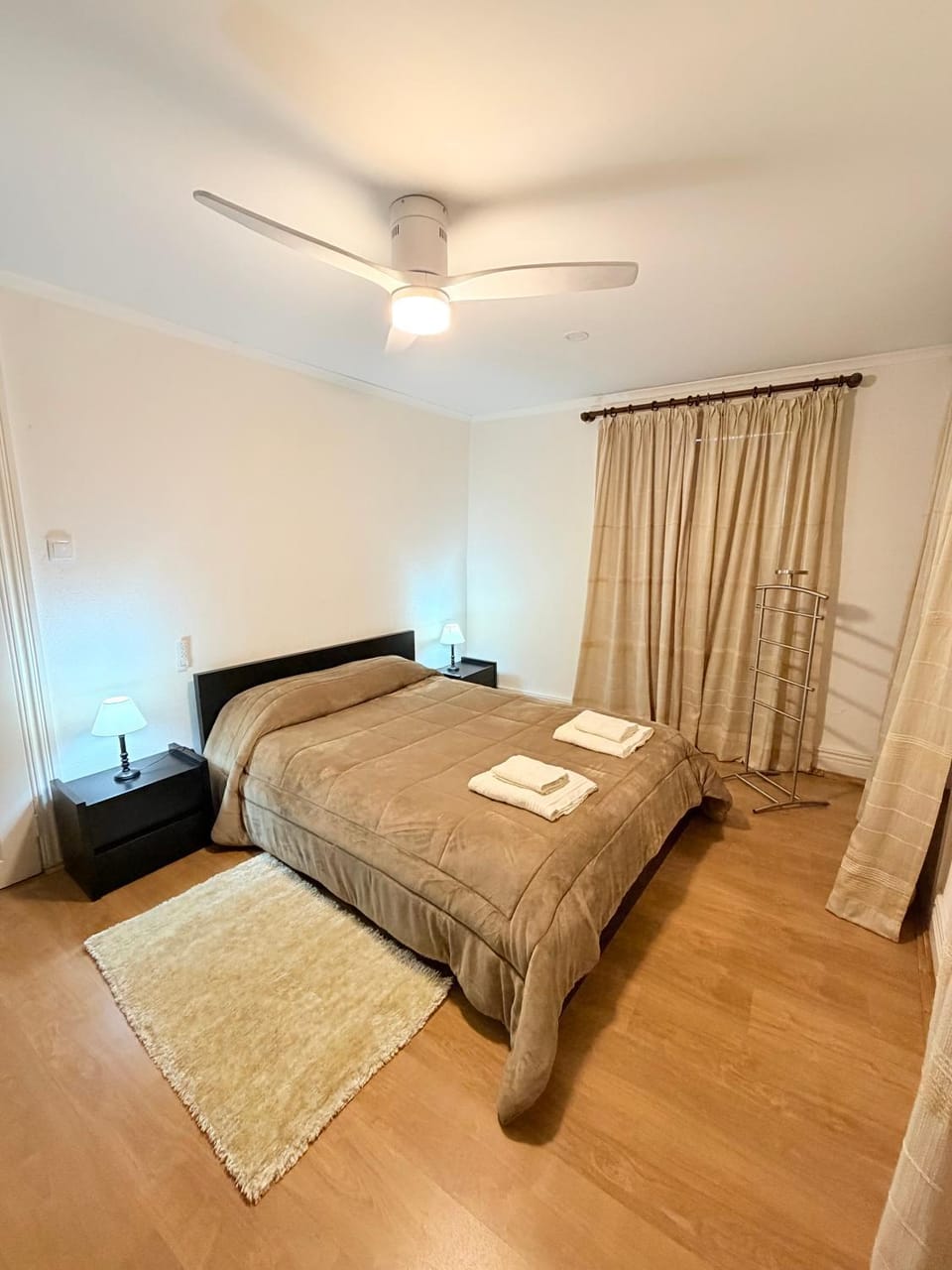 Bed, Bedroom, towels