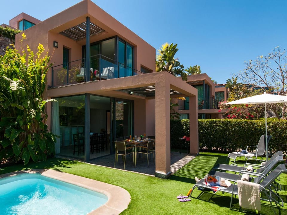 Property building, Garden, Swimming pool, sunbed