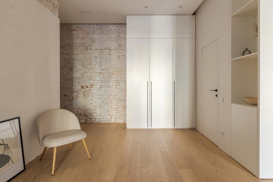 Photo of the whole room, wardrobe