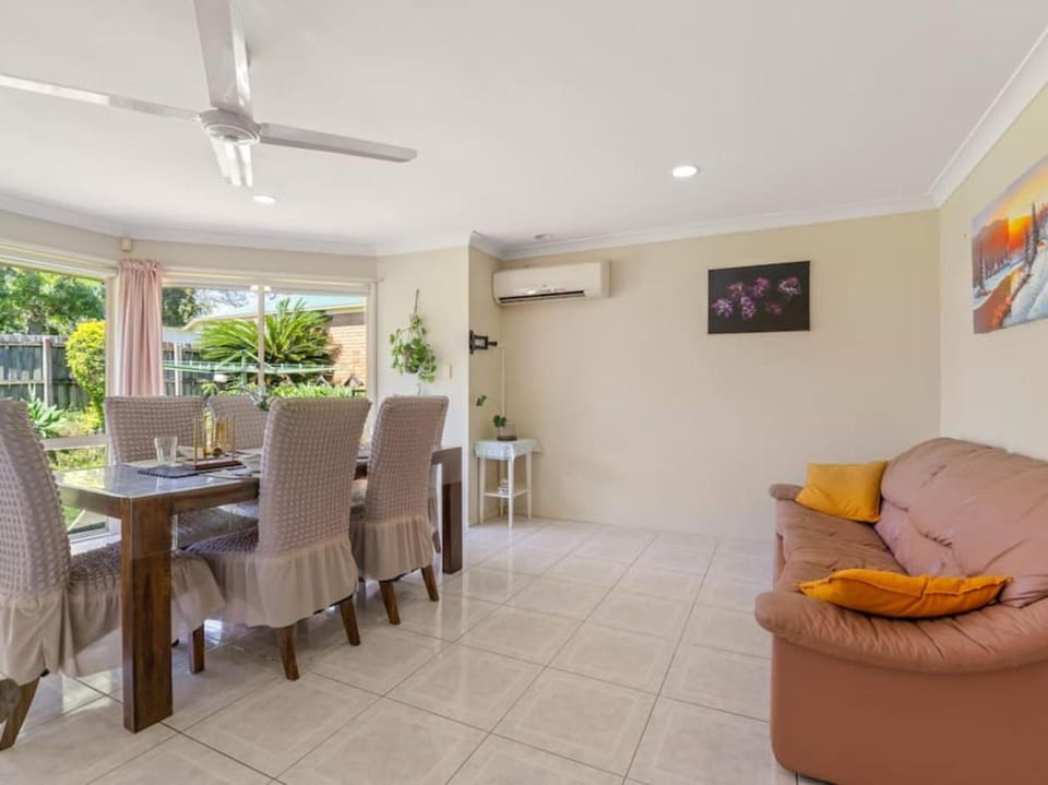 Spacious 4BR family retreat near mall at Forest Lake House in Brisbane