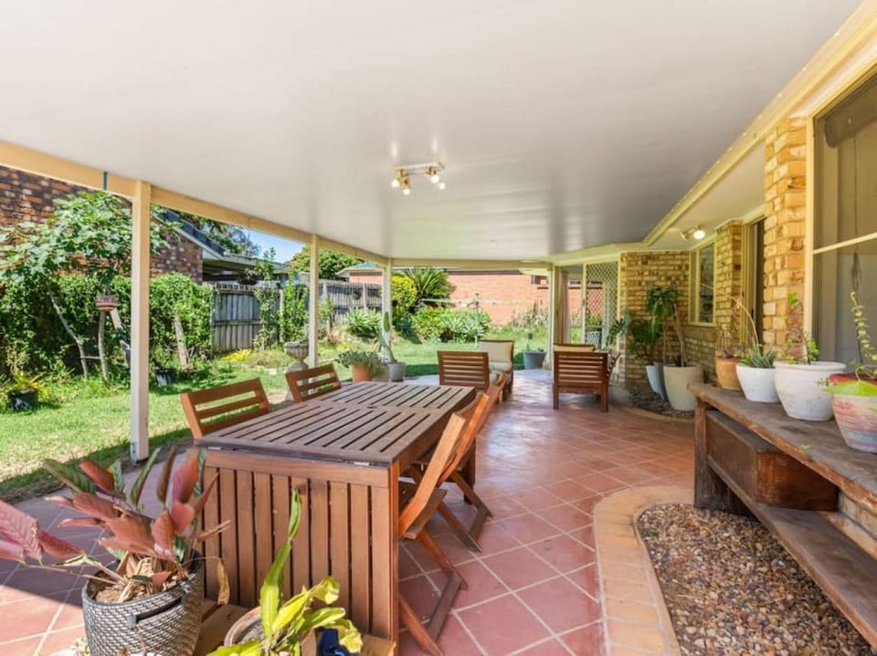 Spacious 4BR family retreat near mall at Forest Lake House in Brisbane