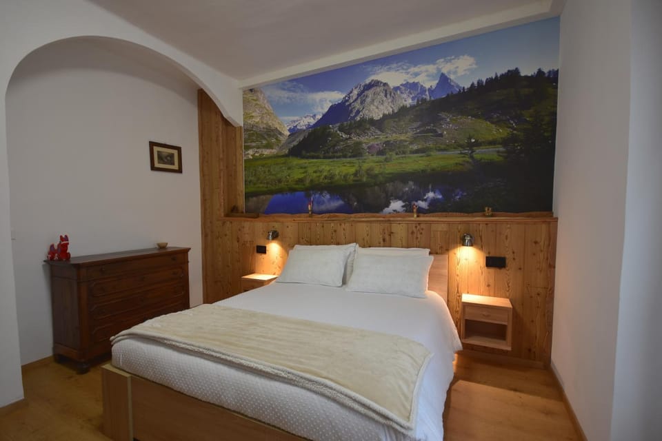 Bed, Natural landscape, Photo of the whole room, Bedroom, Mountain view