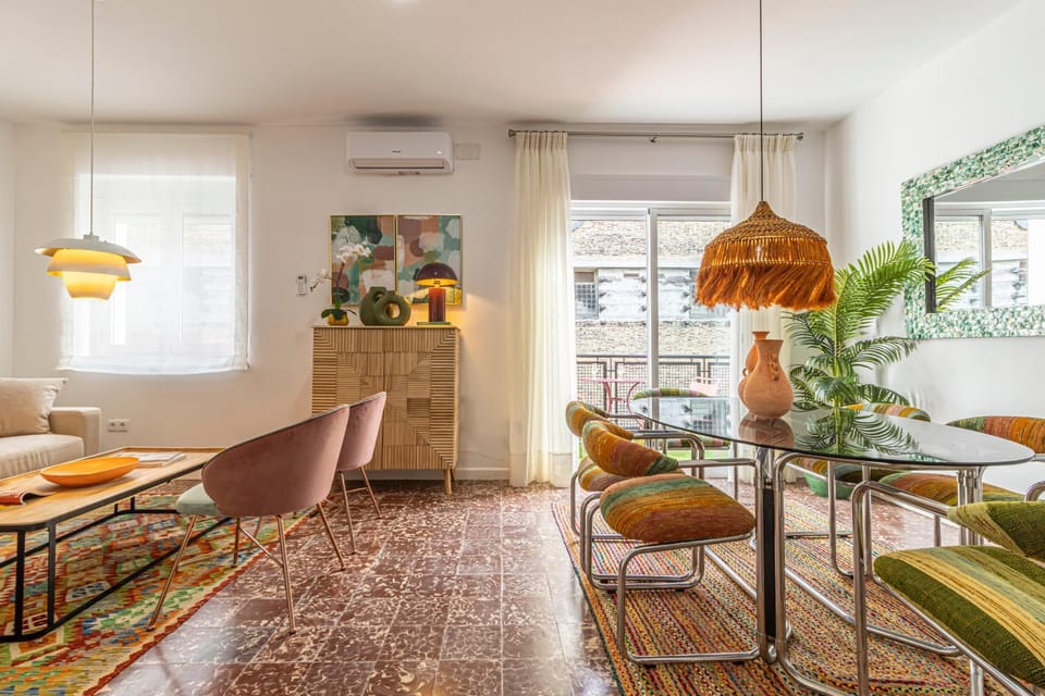TV and multimedia, Living room, Seating area, Dining area, air conditioner