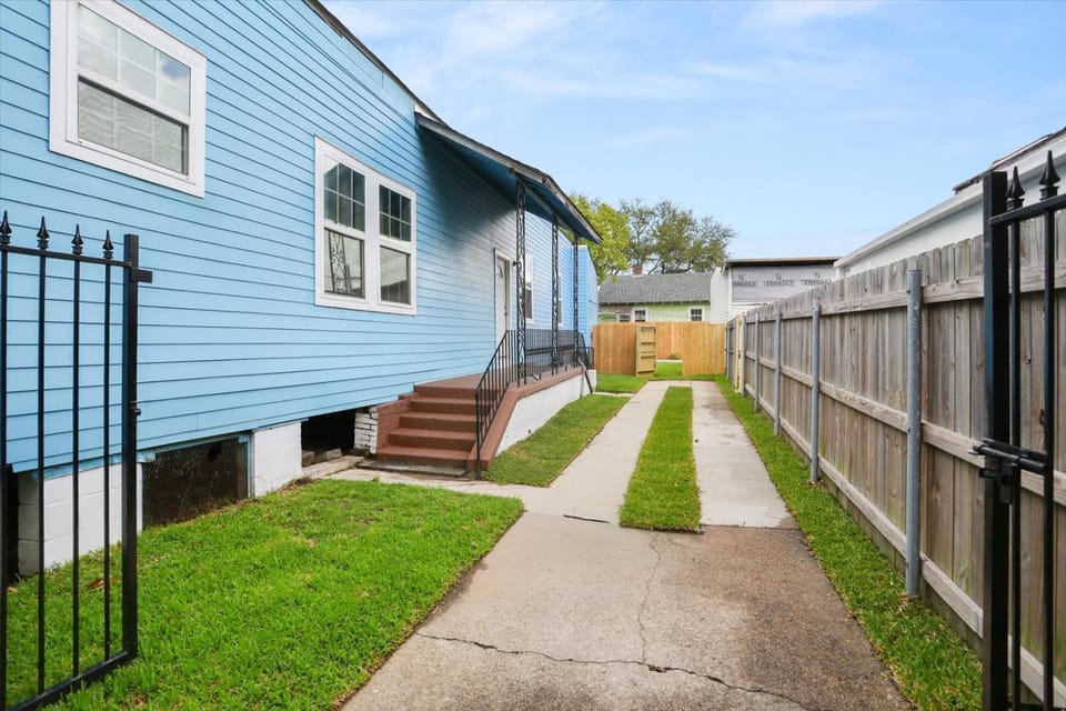 Sunny 5Bed w Parking and direct Streetcar access House in New Orleans