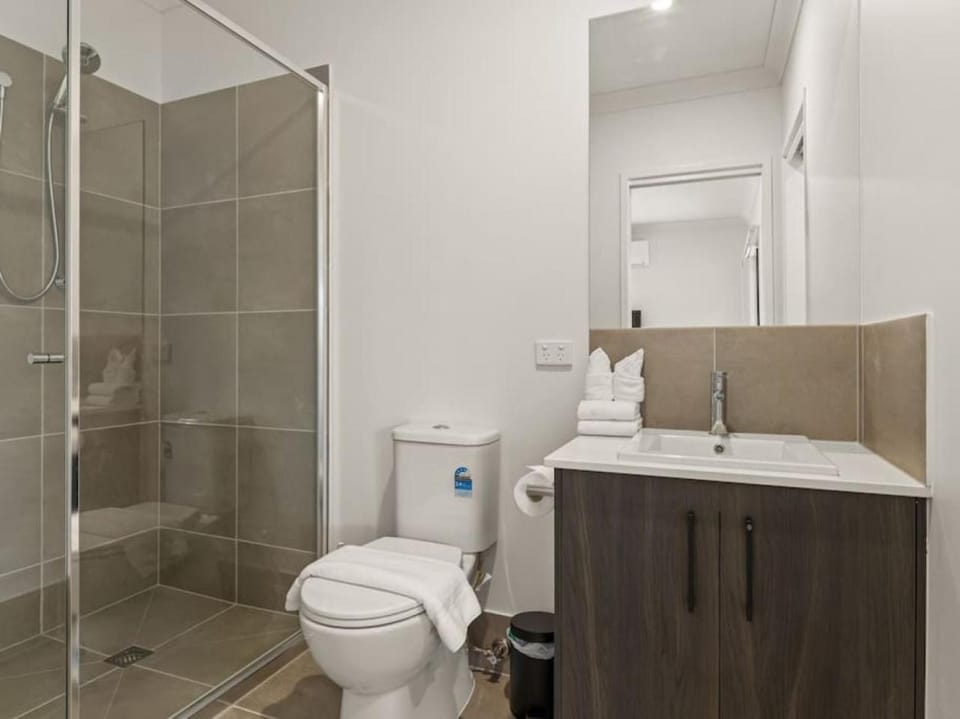 Tranquil 2BR Retreat with Local Charm and Comfort House in Brisbane