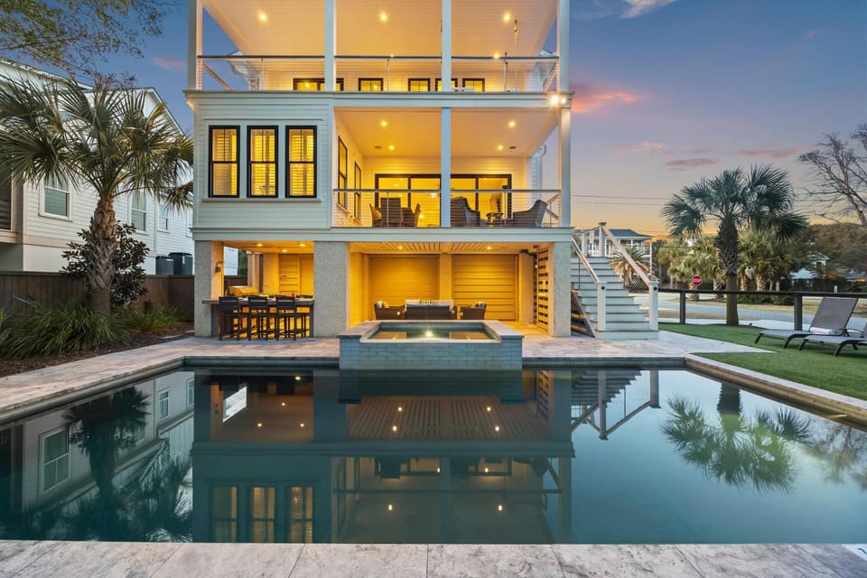 AV3-39: 3 39th Avenue House in Isle of Palms
