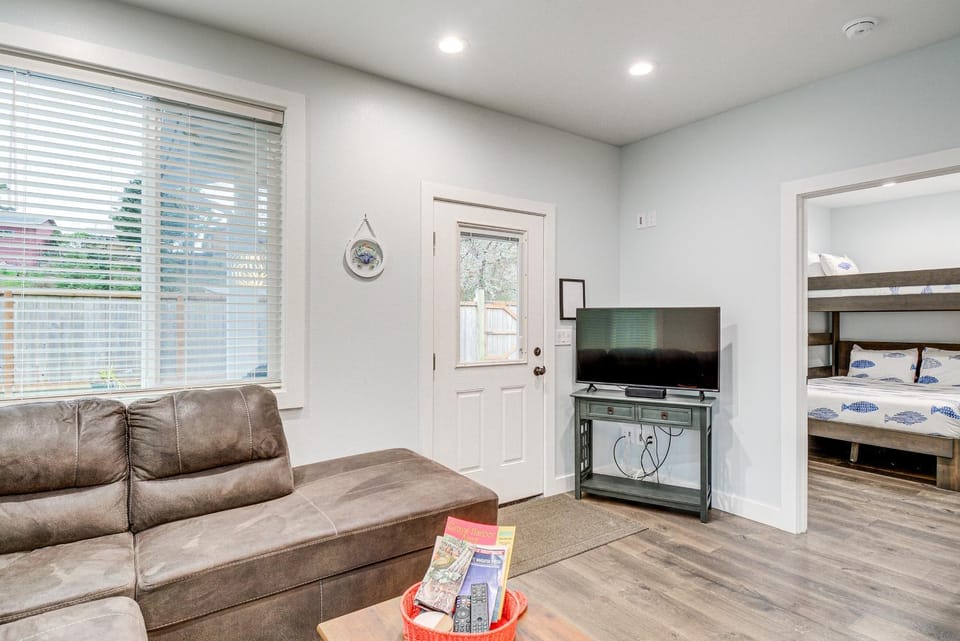 Westport Home with Hot Tub 2 Blocks to Beach! House in Westport