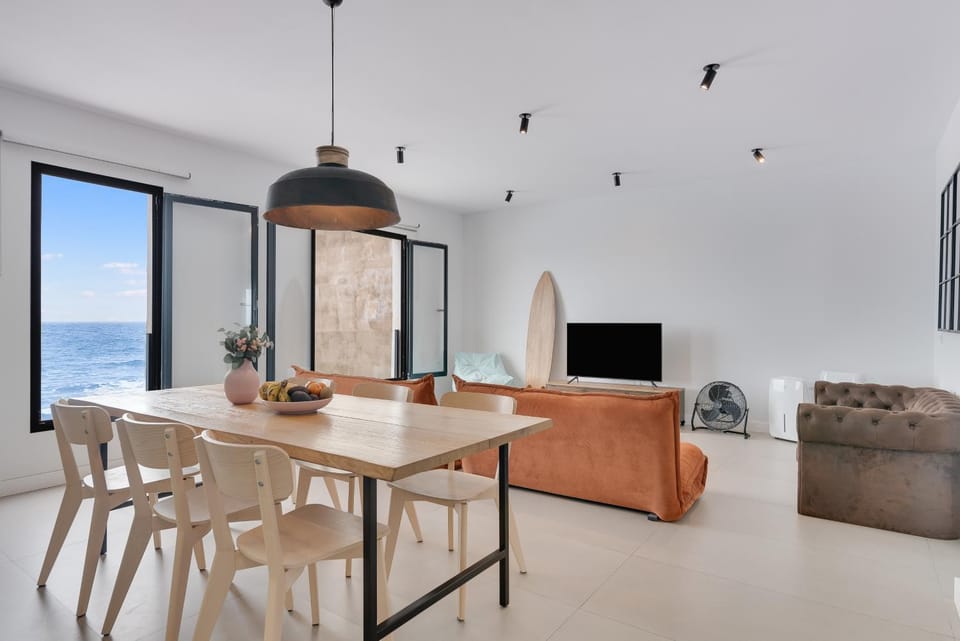 Natural landscape, TV and multimedia, Living room, Seating area, Dining area, Evening entertainment, Sea view