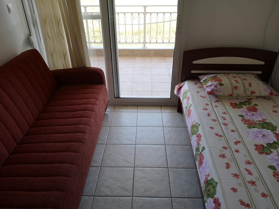 Bed, Seating area, Bedroom