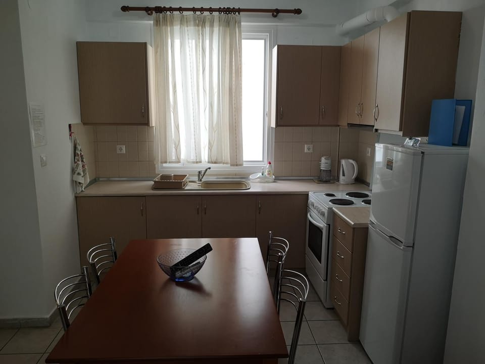 Kitchen or kitchenette, Dining area, oven, stove