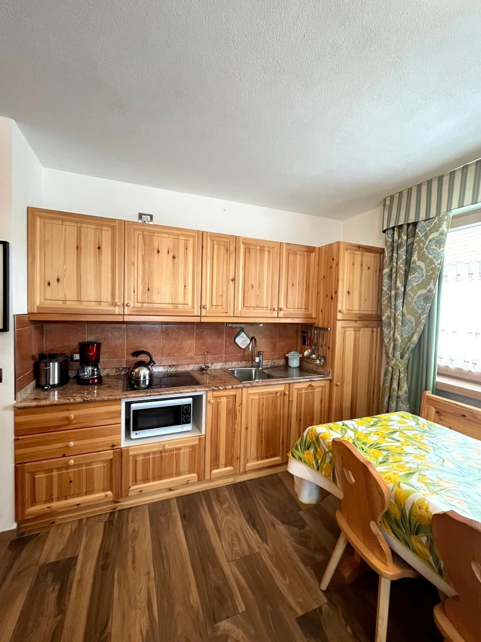 Coffee/tea facilities, Kitchen or kitchenette, minibar, stove, toaster