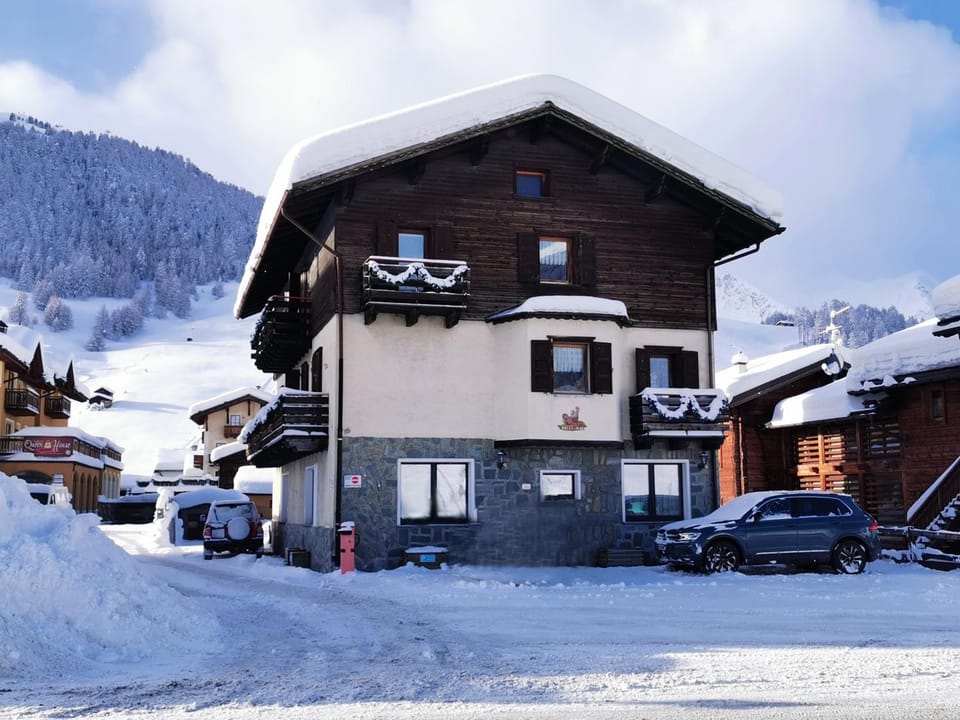 Property building, Day, Neighbourhood, Natural landscape, Winter, Mountain view, Street view, Parking