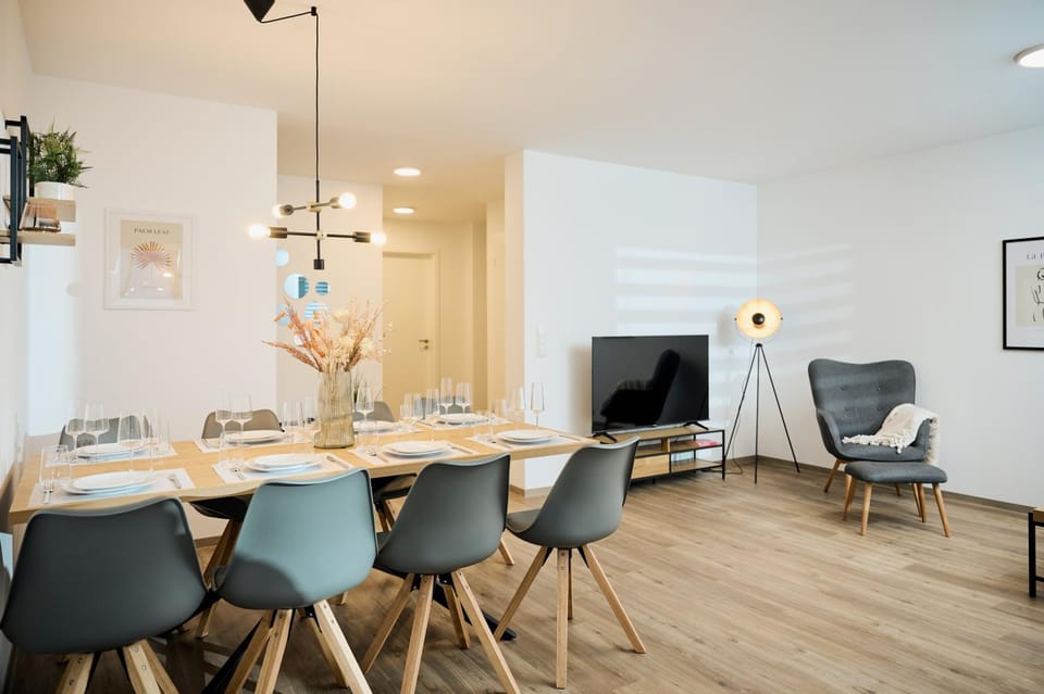 Communal lounge/ TV room, TV and multimedia, Living room, Photo of the whole room, Seating area, Dining area, Evening entertainment