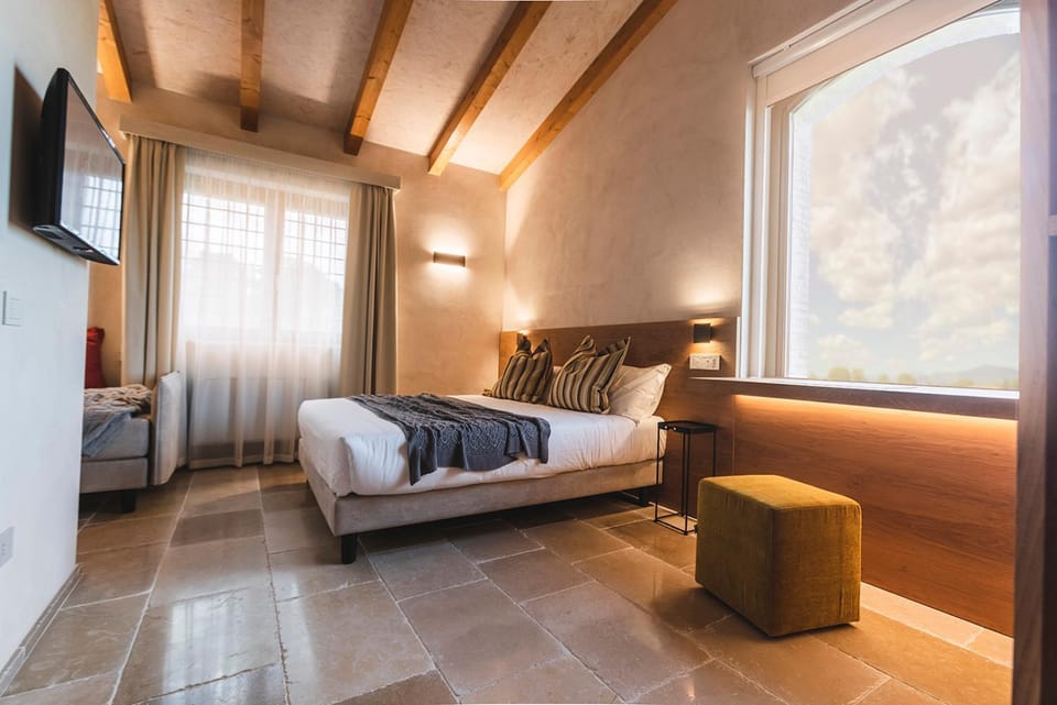 Bed, TV and multimedia, Living room, Photo of the whole room, Bedroom