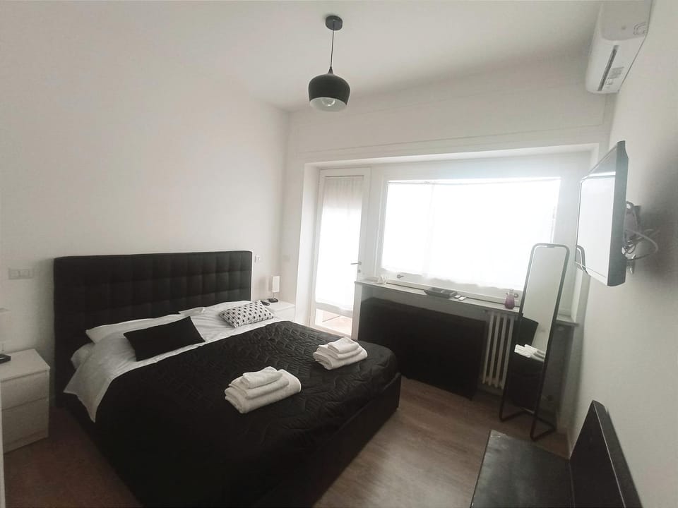 Bed, Photo of the whole room, Bedroom, air conditioner