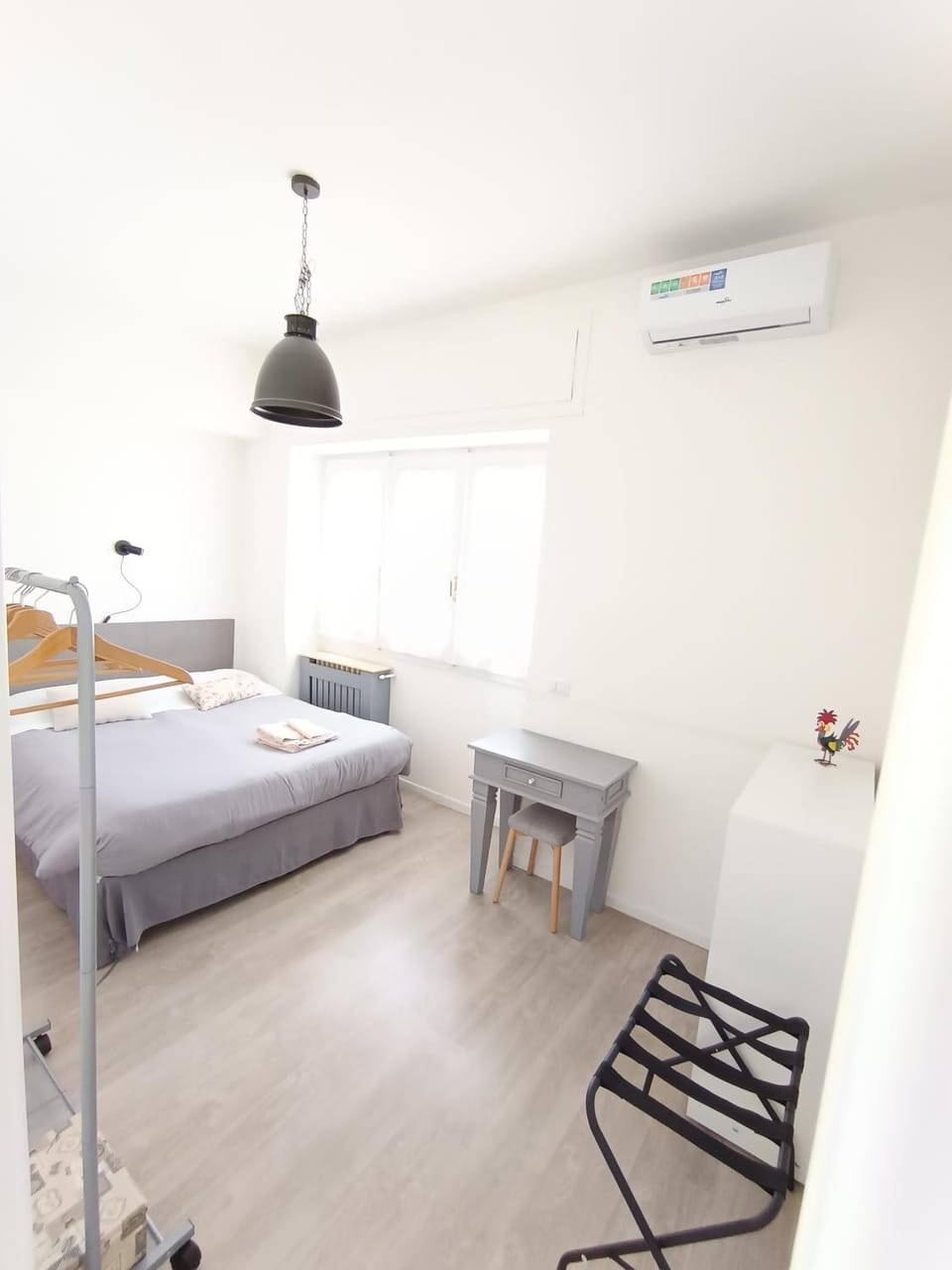 Bed, Bedroom, internet, air conditioner