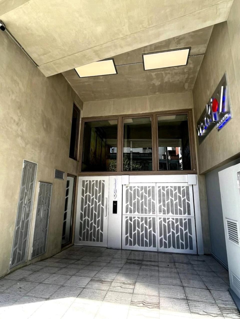 Facade/entrance