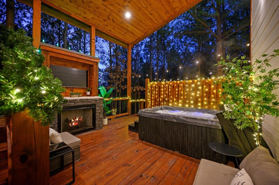 Patio, Hot Tub, Balcony/Terrace, fireplace