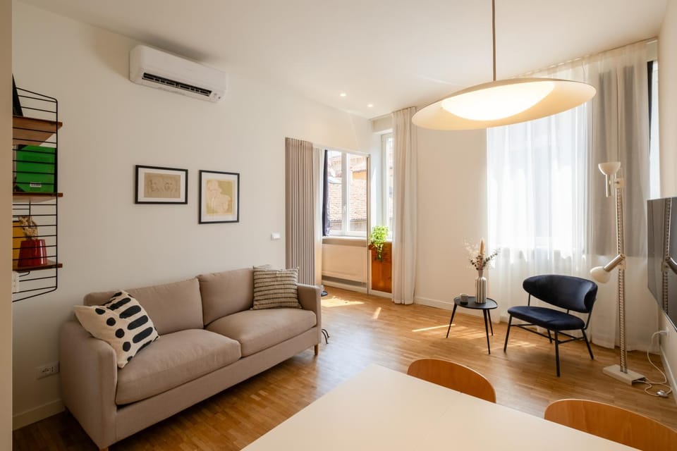 Living room, Photo of the whole room, Seating area, air conditioner