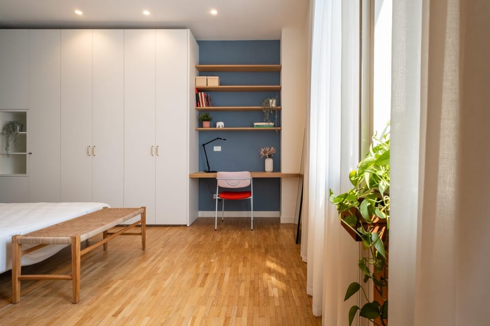 Seating area, Bedroom, hair dresser