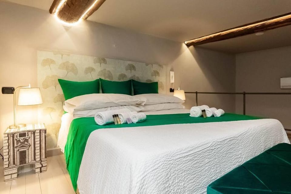 Bed, Bedroom, towels