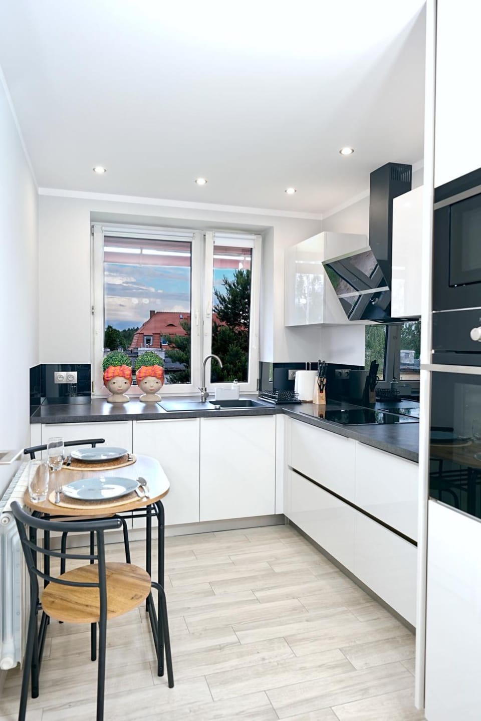 Kitchen or kitchenette, Dining area, dishwasher, microwave, minibar, oven, stove, toaster
