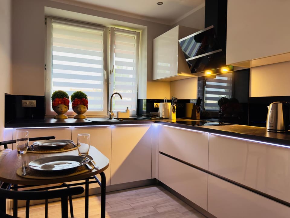 Coffee/tea facilities, Kitchen or kitchenette, Dining area, dishwasher, microwave, minibar, oven, stove, toaster