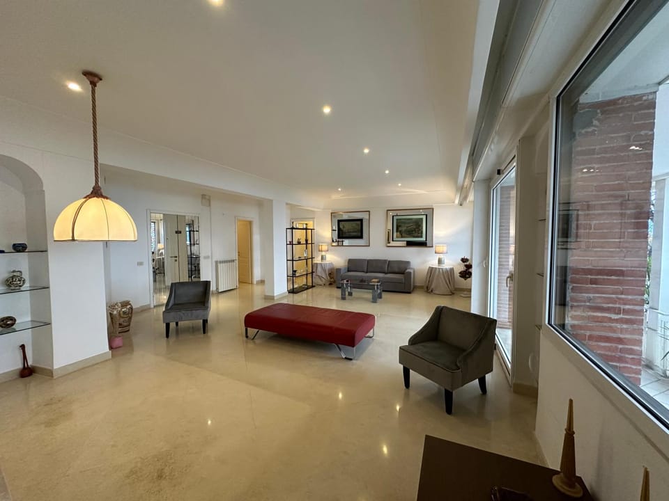 Bed, Living room, Photo of the whole room, Decorative detail, Seating area