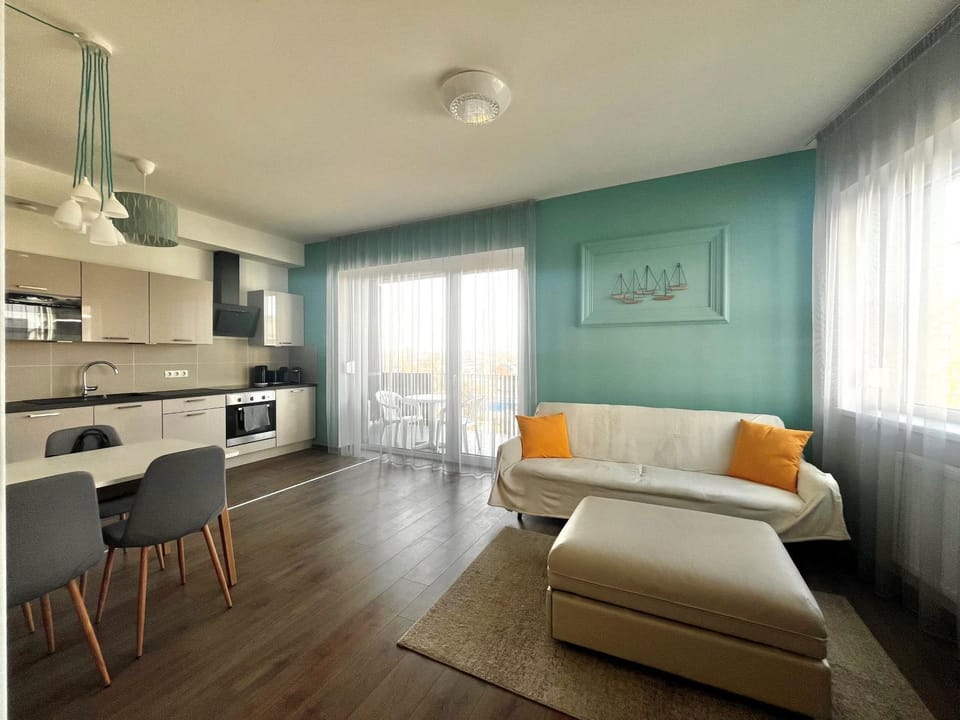 Kitchen or kitchenette, Living room, Seating area, Dining area, oven