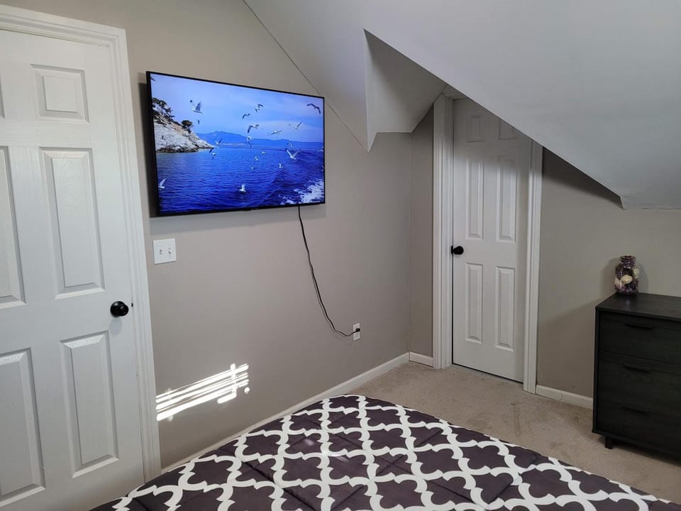 Bed, TV and multimedia, Bedroom