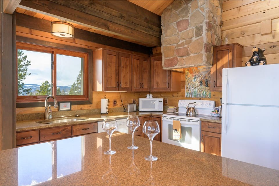 View (from property/room), Kitchen or kitchenette, Mountain view, microwave, oven, stove, kitchen