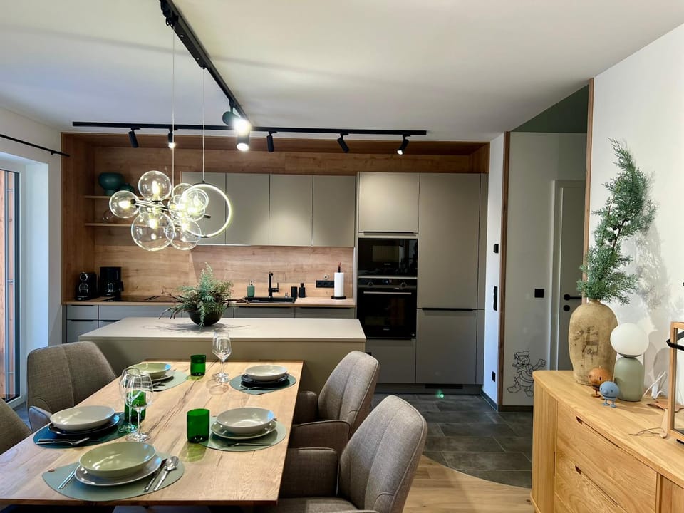 Kitchen or kitchenette, Dining area