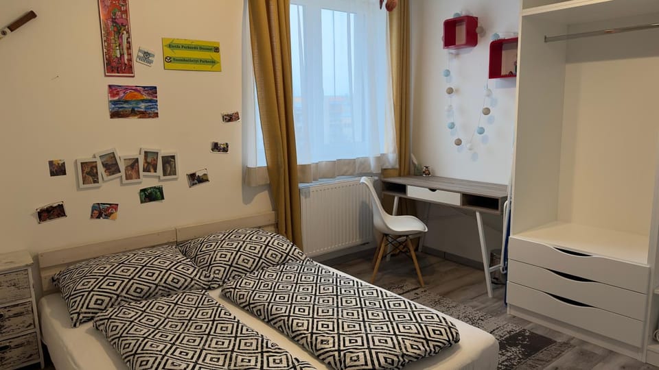 Bed, Photo of the whole room, Seating area, Bedroom