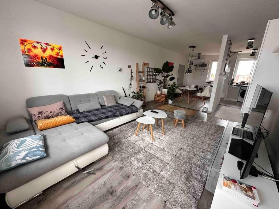 TV and multimedia, Living room, Evening entertainment