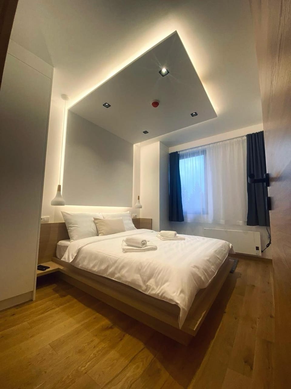 Bed, Photo of the whole room, Bedroom, towels, laundry