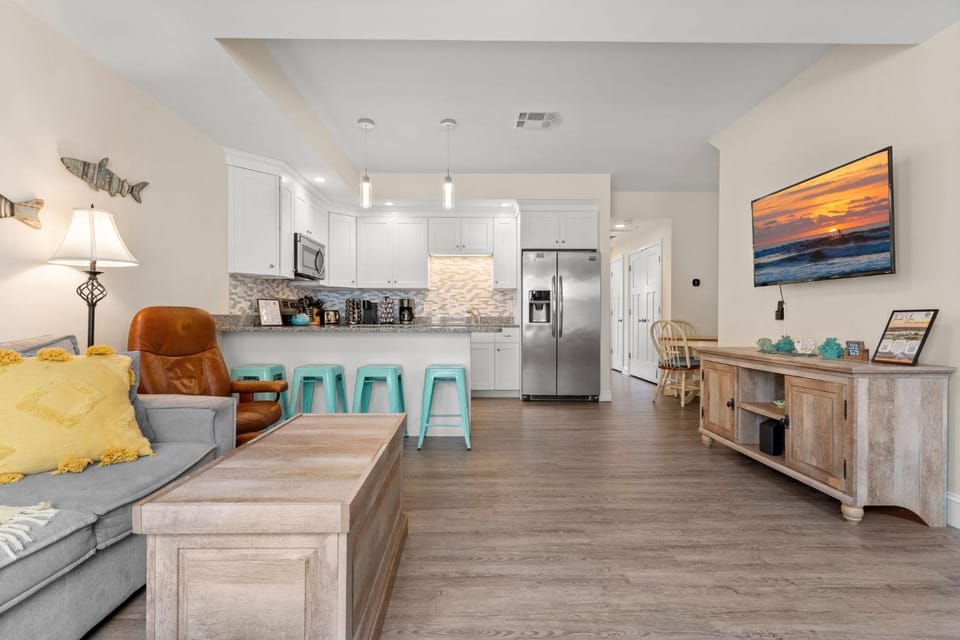 Fun Game Room Steps to Beach 2 Level Lux Condo House in Hampton Beach