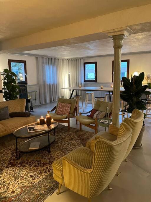 Living room, Seating area
